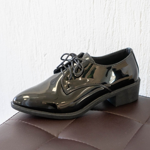 картинка Ботинки на шнуровке с острым носом и каблуком 4см - лаковые от магазина LonnaMag