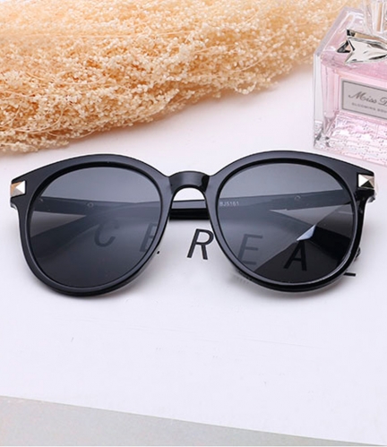 картинка Очки солнцезащитные пластик оправа дужка с клепкой от магазина LonnaMag