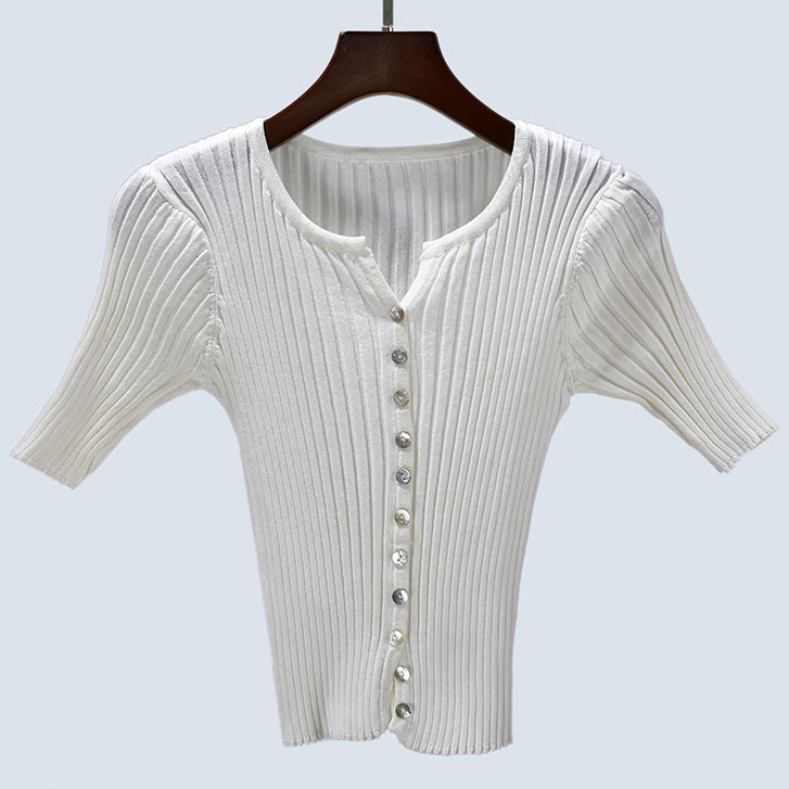 Картинка Топ футболка белый трикотаж перламутровые пуговицы от магазина LonnaMag