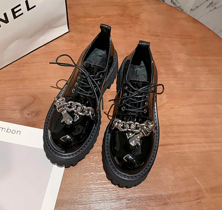 картинка Ботинки лаковые зубчатая подошва круглый нос шнуровка+цепь от магазина LonnaMag