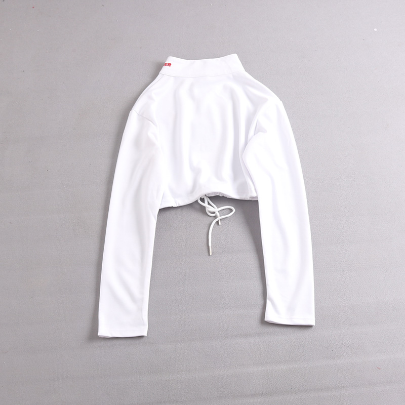 Картинка Свитшот укороченный низ на кулиске ворот стойка с молнией вышивка бабочка круг от магазина LonnaMag