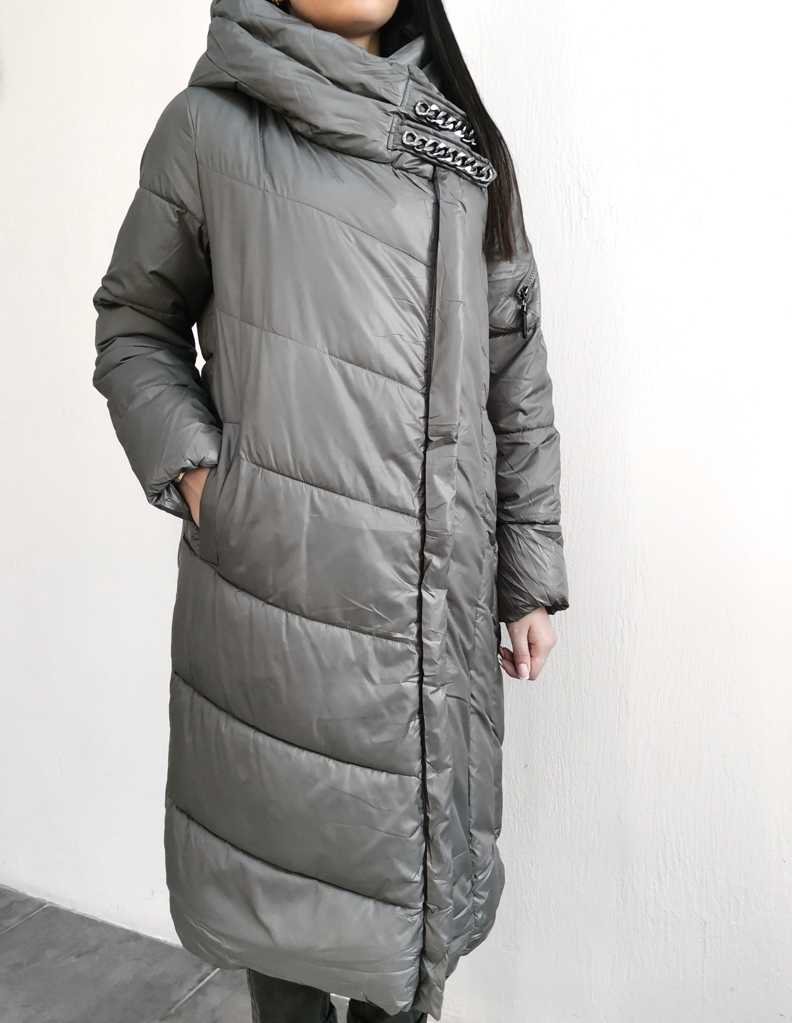 Картинка Пуховик миди на запах застежки на вороте с цепью от магазина LonnaMag