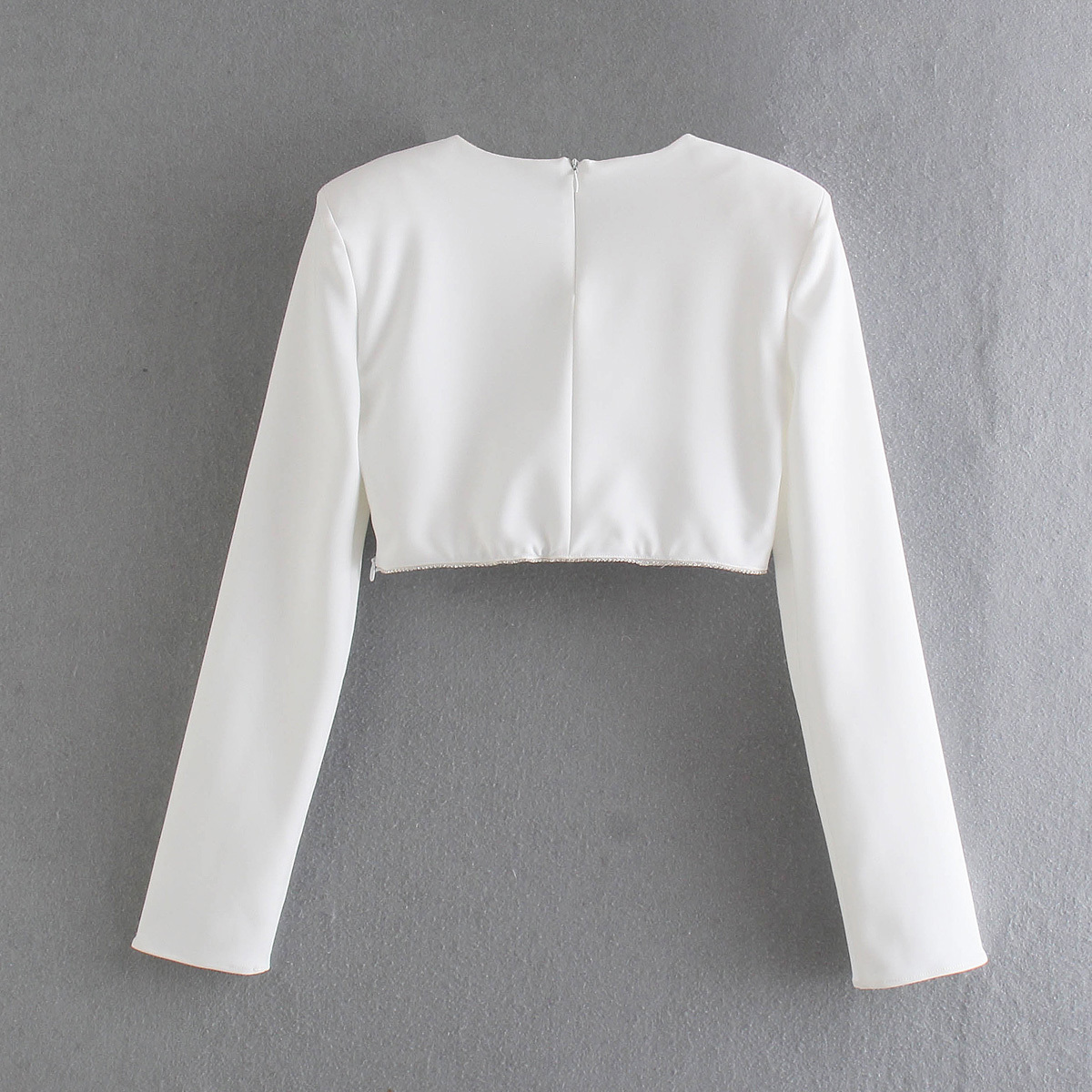 Картинка Топ с подплечниками длинный рукав по контуру снизу стразы от магазина LonnaMag