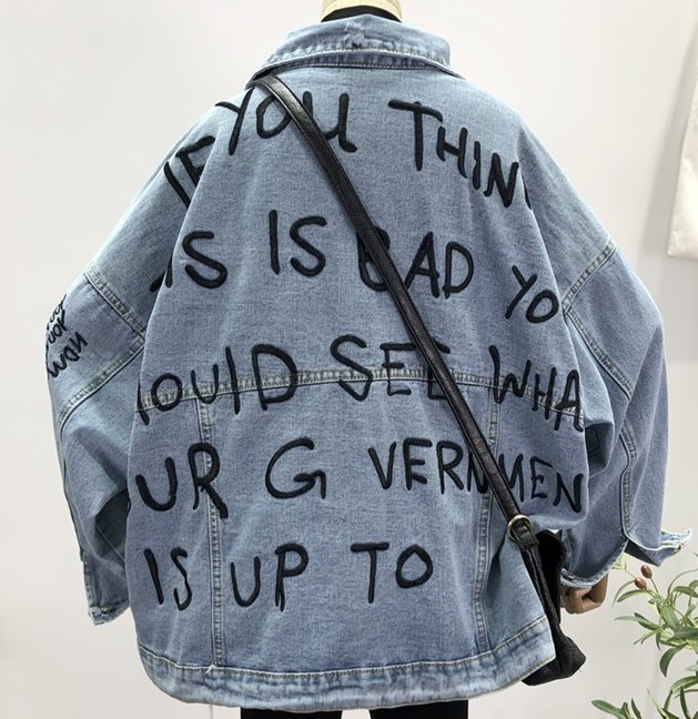 Картинка Джинсовка oversize вышивка английские буквы от магазина LonnaMag