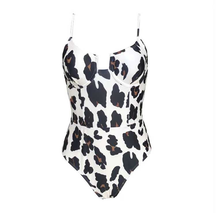 Картинка Купальник слитный между чашками квадратный вырез принт пятна Коровка от магазина LonnaMag
