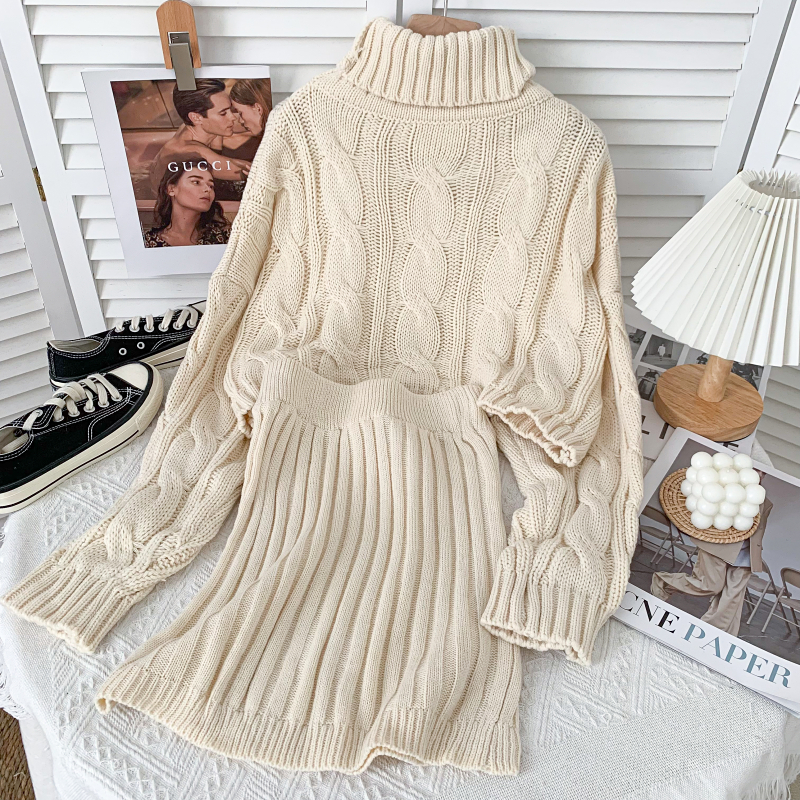 Картинка Костюм свитер укороченный круглый вырез вязаный косами + мини юбка полосы от магазина LonnaMag