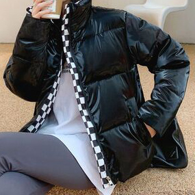 Картинка Пуховик короткий ворот стойка шахматная вставка блестящая ткань  от магазина LonnaMag