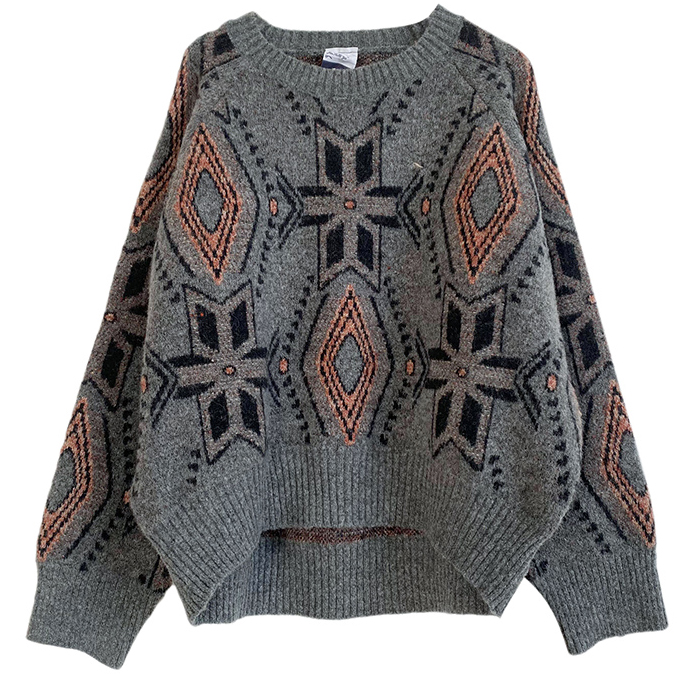Картинка Свитер серый круглый вырез разные узоры оранжевые ромбы сзади длинее от магазина LonnaMag