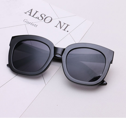 картинка Очки солнцезащитные М оправа толстый пластик  от магазина LonnaMag