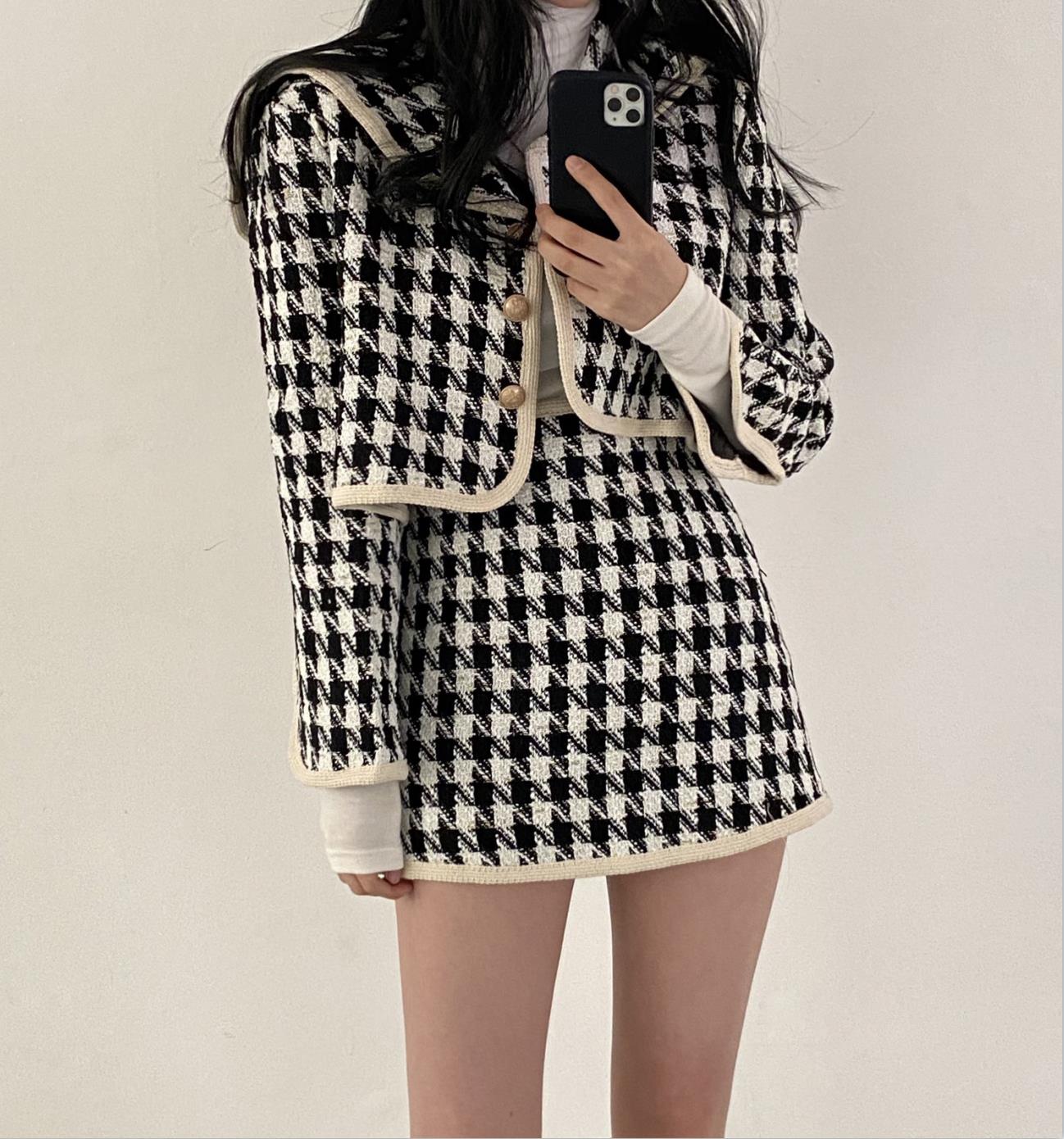 Картинка Костюм жакет 3 золотых пуговицы + мини юбка принт гусиная лапка от магазина LonnaMag