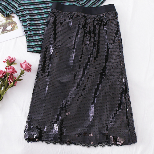 Картинка Юбка карандаш пайетки чешуя снизу кружево от магазина LonnaMag