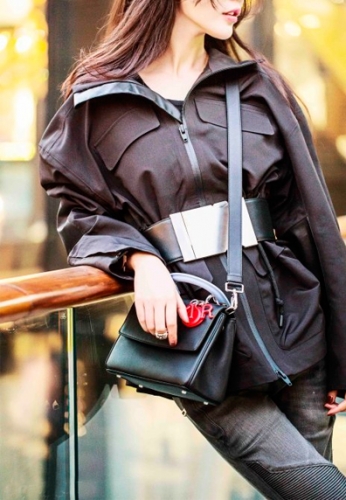 Картинка Куртка oversize приталенная с козырьком от магазина LonnaMag