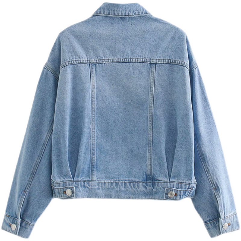 Картинка Джинсовка прямая короткая карманы на груди серебряные пуговицы от магазина LonnaMag