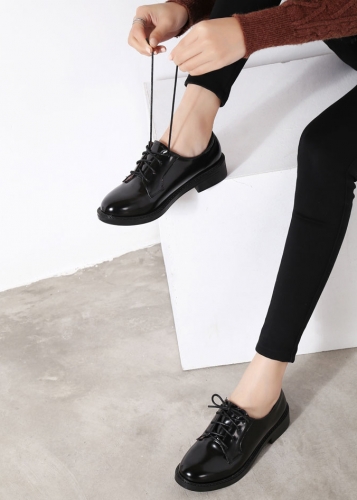 картинка Ботинки кожзам на шнуровке с бежевым подкладом - лаковые от магазина LonnaMag