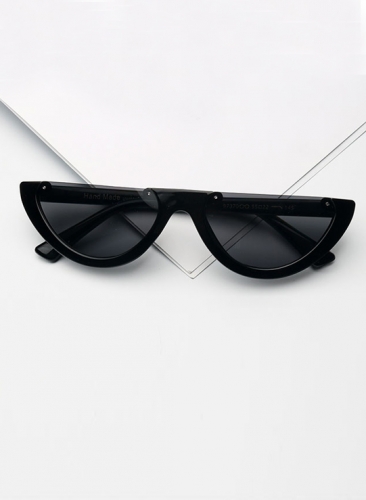 картинка Очки солнцезащитные узкие снизу толстая оправа заостренные от магазина LonnaMag