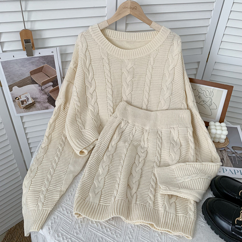 Картинка Костюм вязаный косами свитер укороченный круглый вырез + мини юбка  от магазина LonnaMag