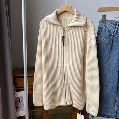 Картинка Кардиган длинный на молнии крупный рубчик черная нашивка с надписью от магазина LonnaMag