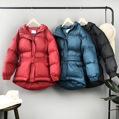 Картинка Дутая короткая куртка с капюшоном талия на поясе от магазина LonnaMag