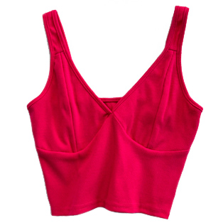 Картинка Топ рубчик V вырез акцент на груди по середине чашки шов от магазина LonnaMag