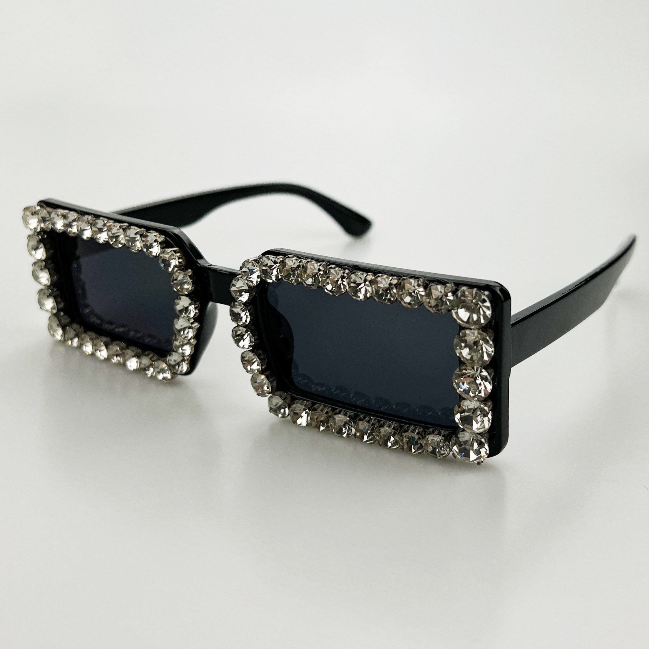 картинка Очки прямоугольные на оправе большие стразы от магазина LonnaMag