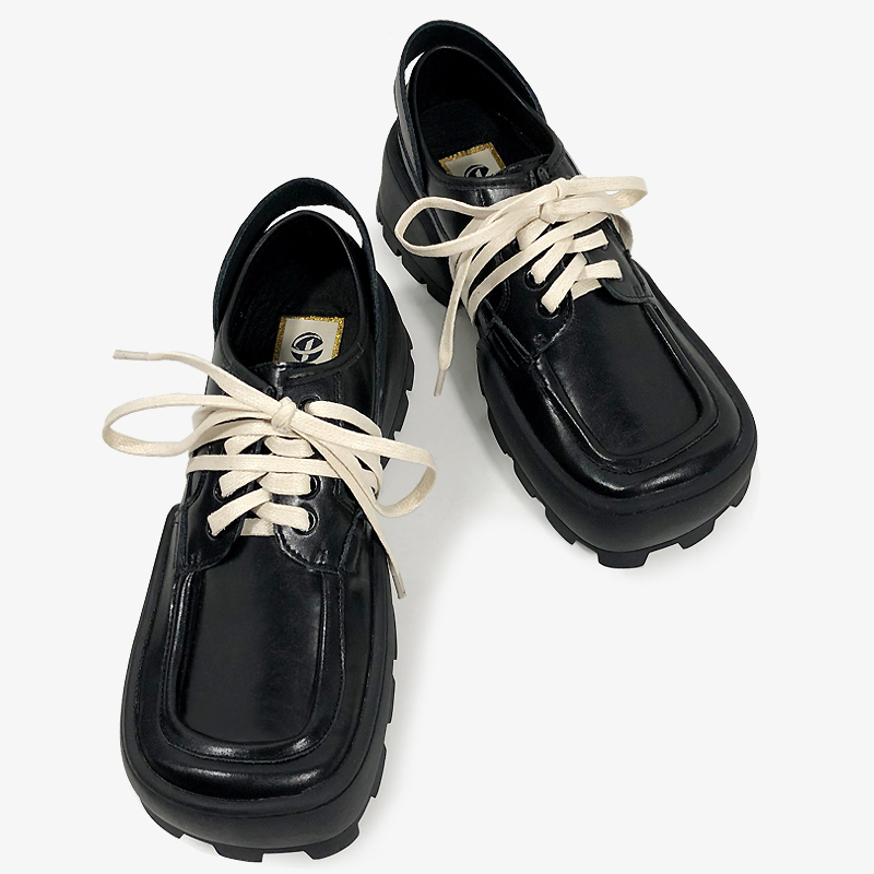 картинка Ботинки грубые белые шнурки вокруг стопы от магазина LonnaMag