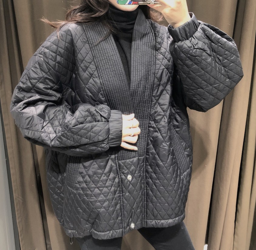 Картинка Куртка стеганая ромбами V вырез как кардиган от магазина LonnaMag