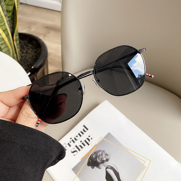 картинка Очки солнечные металл оправа и дужки с акцентными концами от магазина LonnaMag