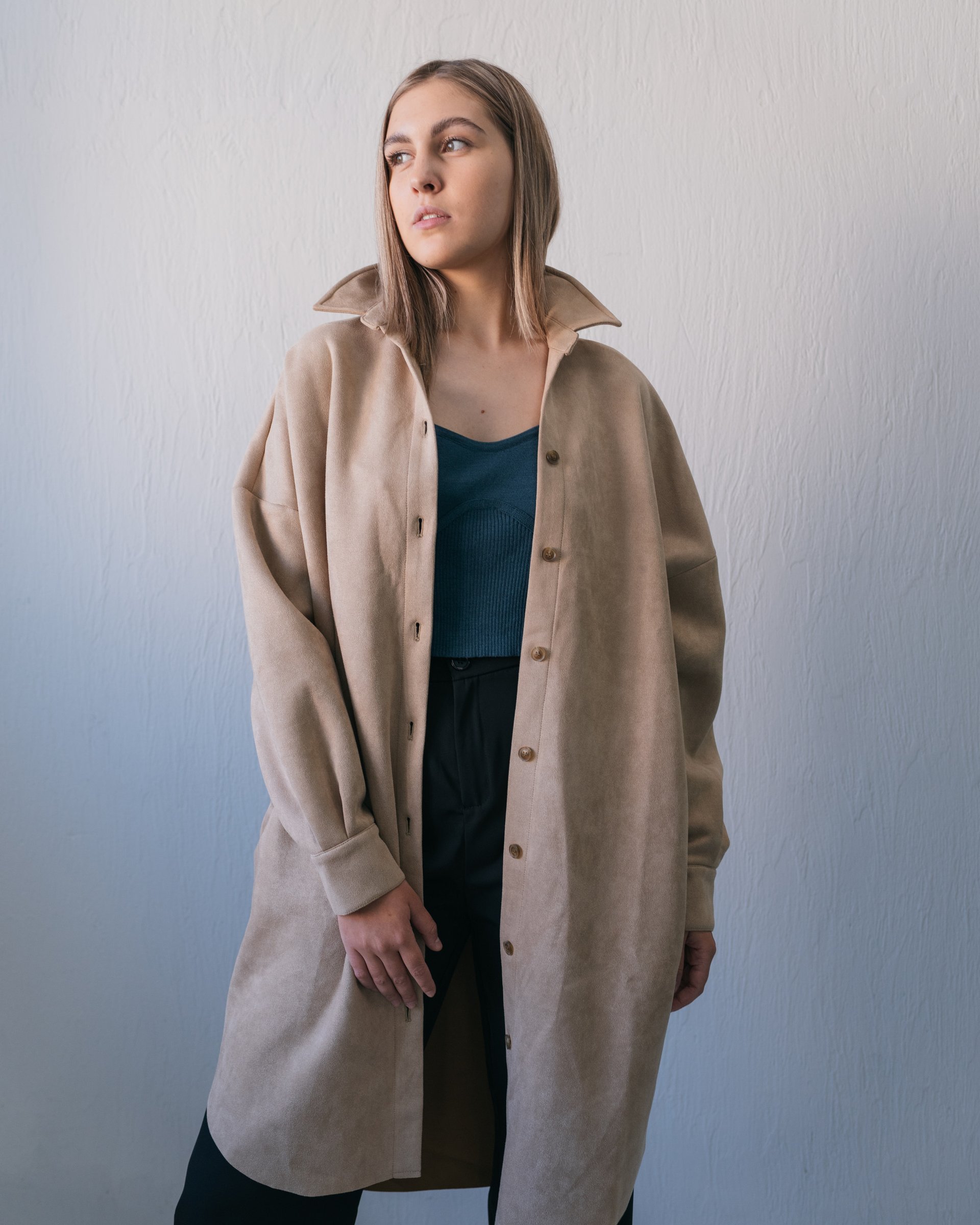 Картинка Рубашка длинная замшевая oversize низ необработан от магазина LonnaMag