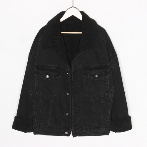 Картинка Куртка джинсовка на черном плюше от магазина LonnaMag