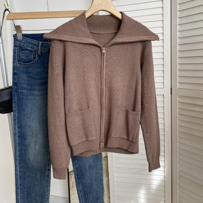 Картинка Кардиган короткий с карманами на молнии в рубчик отложной ворот от магазина LonnaMag