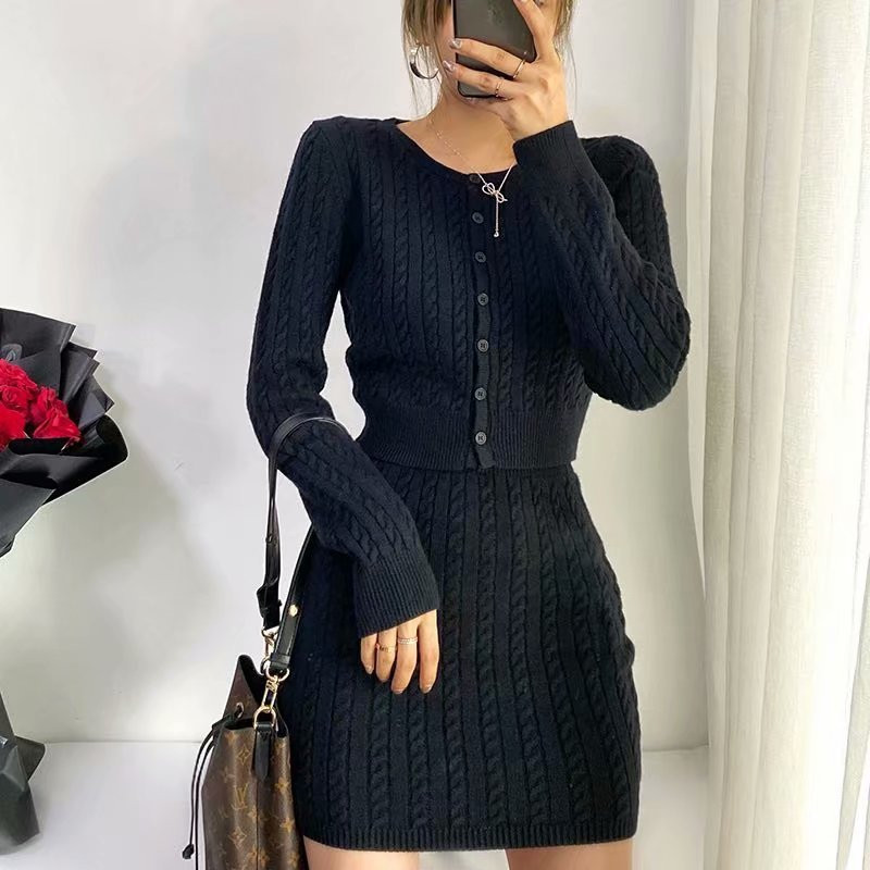 Картинка Комплект трикотажный в косичку кардиган короткий + юбка мини по фигуре от магазина LonnaMag