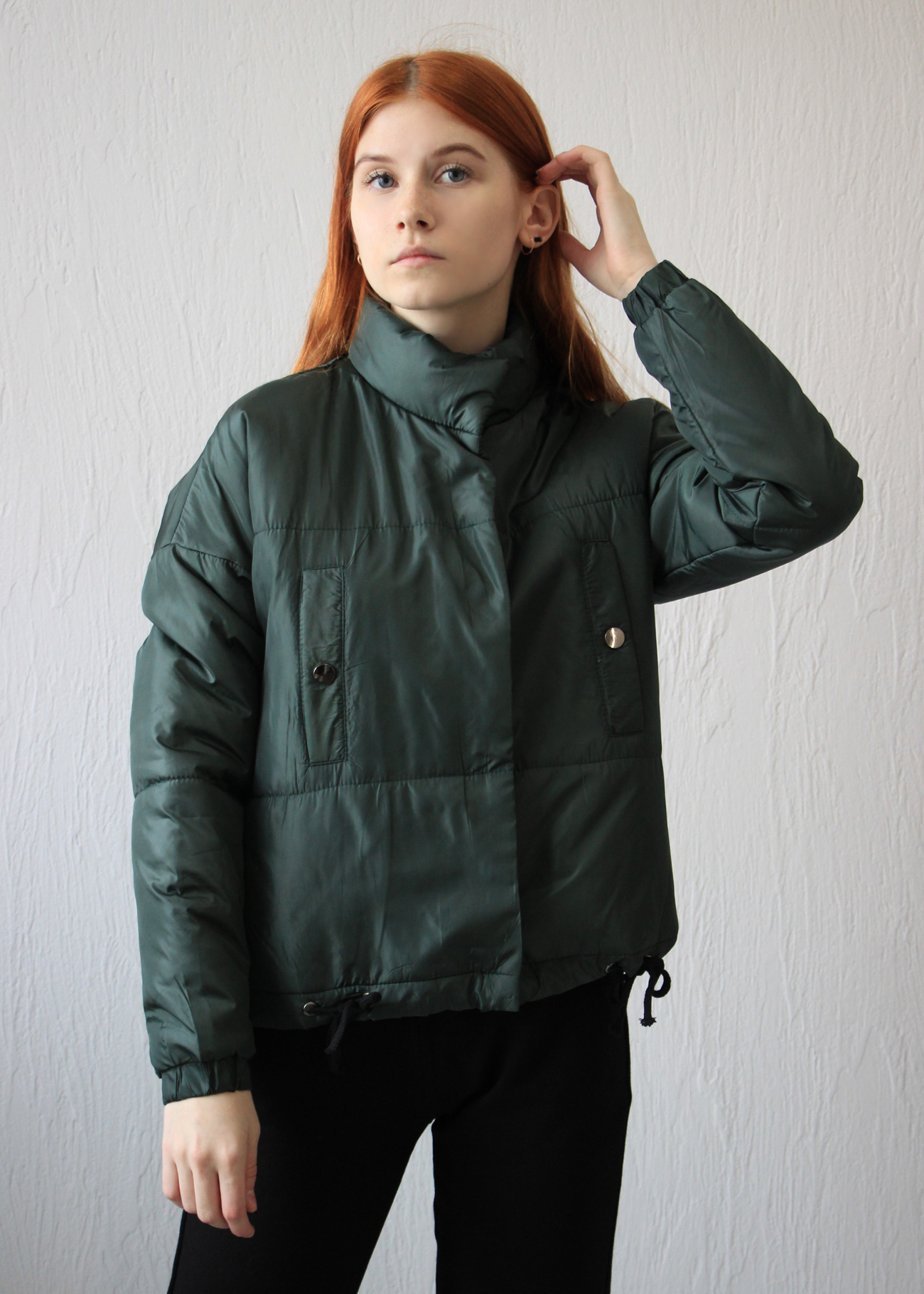 Картинка Куртка легкая 2 кармана на груди черные шнурки и клепки от магазина LonnaMag