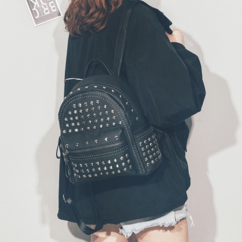 картинка Рюкзак кожзам в заклепках от магазина LonnaMag