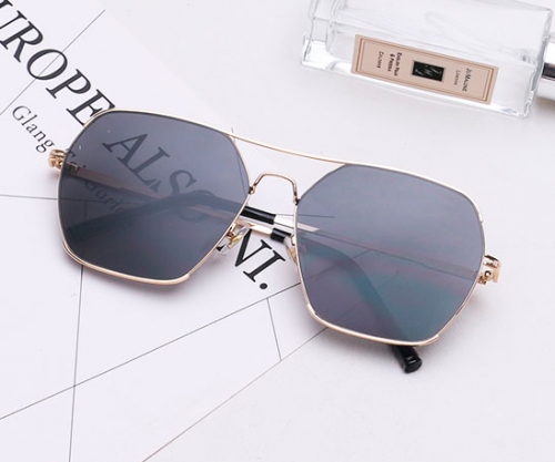 картинка Очки солнцезащитный в металлической оправе от магазина LonnaMag