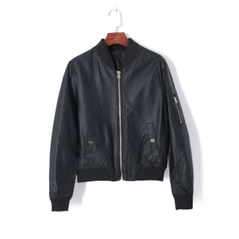 Бомбер экокожа молния на рукаве