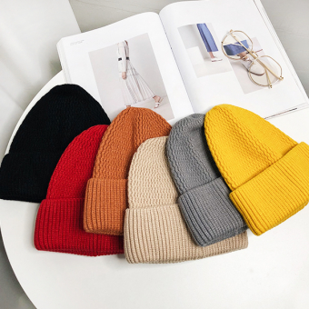 Шапка с подворотом волнистая вязка