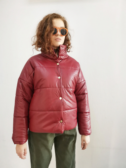 Пуховик короткий эко кожа золотые клепки