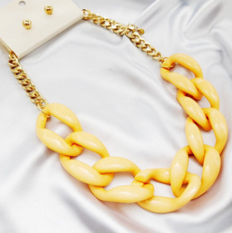 Цепь цветные пластик и золотые звенья + гвоздики-шарики