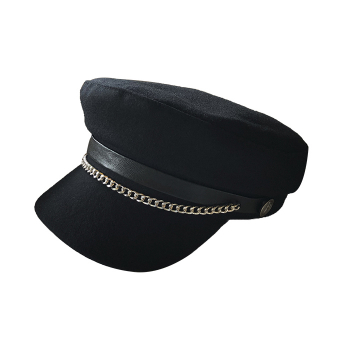 Кепка из ткани с ремешком из кожзама и цепочкой