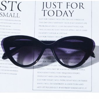 Очки овальные кошачий глаз по бокам выступают линзы