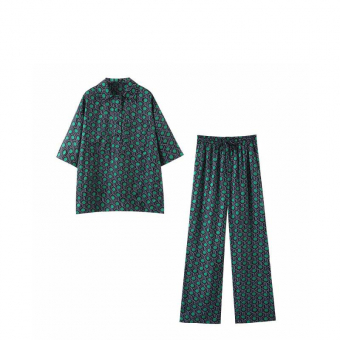 Комплект в пижамном стиле зеленый узор футболка + штаны