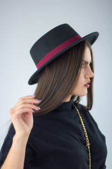 Шляпа плоская атласная лента с буквой М