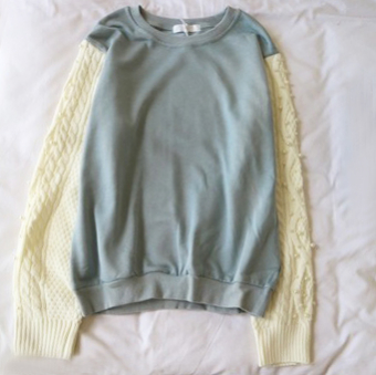 Свитшт вязаные молочные рукава с жемчугом