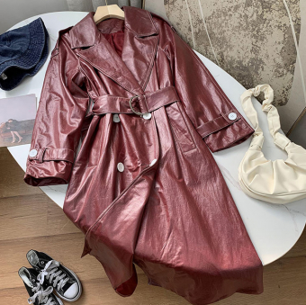 Плащ бордовый блестящая эко-кожа белые пуговицы