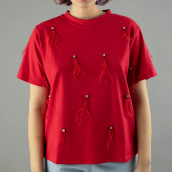 Футболка красная перья и крупные стразы