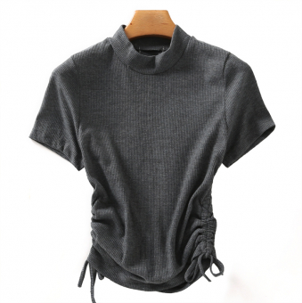 Футболка по бокам затягивается