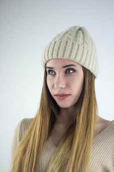 Шапка в рубчик и косичку с подворотом