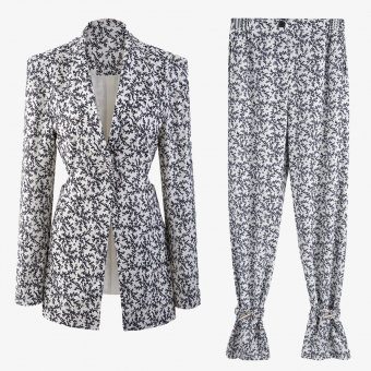 Костюм мелкий цветочный принт пиджак сбоку вырезы + брюки снизу резинки