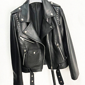 Картинка Куртка косуха натур.кожа маленькие кнопки вдоль плеча от магазина LonnaMag