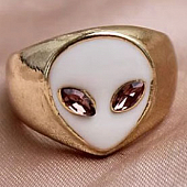 картинка Кольцо перстень инопланетянин розовые глаза стразы от магазина LonnaMag